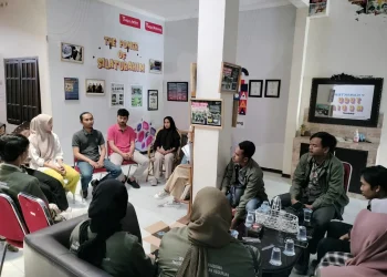 Mahasiswa UIN Malang saat sharing soal jurnalistik di kantor Tugu Media Group.