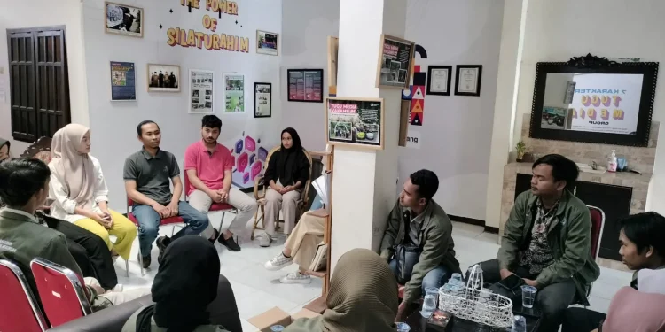 Mahasiswa UIN Malang saat sharing soal jurnalistik di kantor Tugu Media Group.