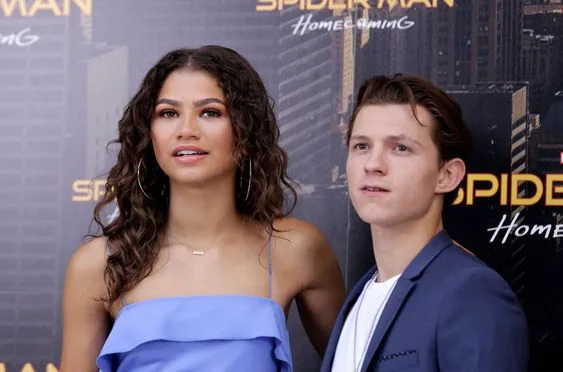 Tom Holland dan Zendaya, dikabarkan akan bertunangan dan membawa hubungan mereka ke jenjang yang lebih serius.
