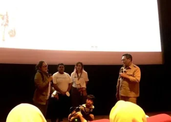 Sesi sambutan oleh Sutradara Anggi Frisca dan Wakil Walikota Sofyan Edi Jarwoko bersama pemain Film Tegar.