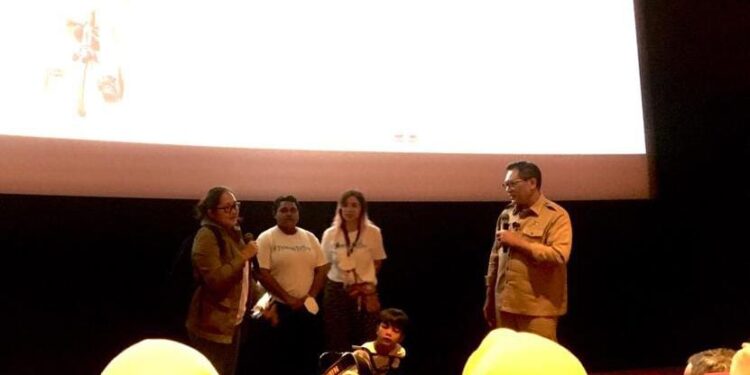 Sesi sambutan oleh Sutradara Anggi Frisca dan Wakil Walikota Sofyan Edi Jarwoko bersama pemain Film Tegar.