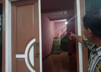 Tangga rumah kontrakan Jalan Kendalsari III, Kota Malang yang menjadi lokasi gantung diri.