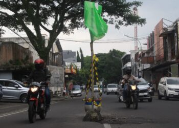 Aspal rusak di jalan Kauman, Kota Malang.