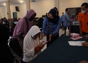 Ilustrasi warga Kota Batu, Jawa Timur menerima dana bansos. Sebanyak 4.174 warga menerima jatah BLT inflasi sebesar Rp 600 ribu selama 4 bulan ke depan.