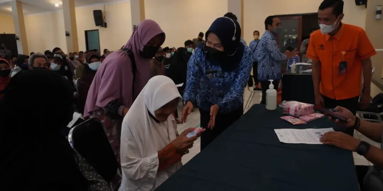 Ilustrasi warga Kota Batu, Jawa Timur menerima dana bansos. Sebanyak 4.174 warga menerima jatah BLT inflasi sebesar Rp 600 ribu selama 4 bulan ke depan.