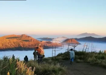 Keindahan Gunung Bromo dan Hamparan Awan dari Puncak B30 atau P30.