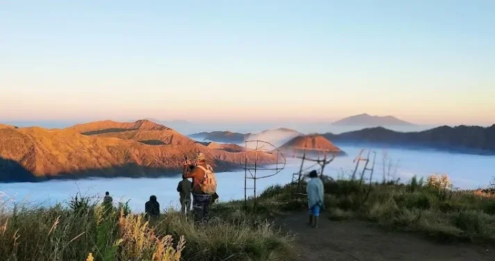 Keindahan Gunung Bromo dan Hamparan Awan dari Puncak B30 atau P30.