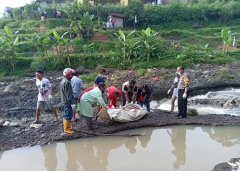 Proses evakuasi mayat perempuan tanpa identitas di Sungai Paras Lawang.