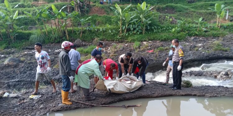 Proses evakuasi mayat perempuan tanpa identitas di Sungai Paras Lawang.