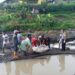 Proses evakuasi mayat perempuan tanpa identitas di Sungai Paras Lawang.