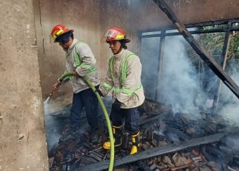 Petugas Damkar Kabupaten Malang melakukan penanggulangan kebakaran di Singosari.