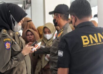 Sejumlah Aparatur Negeri Sipil (ASN) Melakukan tes urine narkoba di gedung Malang Creative Centre (MCC), Kota Malang, Senin (21/11/2022).
