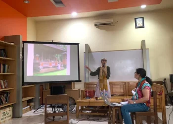 Ngobrol bareng bersama Prof D. Marieke Bloembergen, guru besar Leiden University, di Kafe Pustaka UM, Jumat (18/11/2022).
