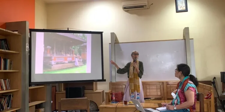 Ngobrol bareng bersama Prof D. Marieke Bloembergen, guru besar Leiden University, di Kafe Pustaka UM, Jumat (18/11/2022).
