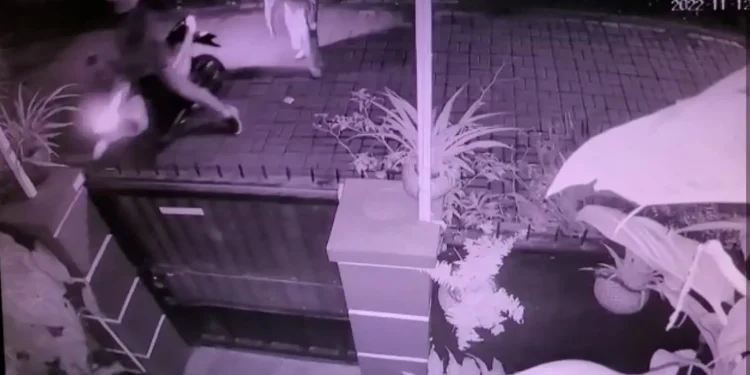Adegan pembegalan seorang mahasiswi di Jalan Bendungan Sigura-gura IV, Kelurahan Sumbersari, Kecamatan Lowokwaru, Kota Malang, tertangkap kamera CCTV.