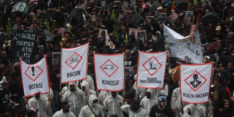 Aksi Aremania dalam Malang Menghitam pada 10 November 2022.