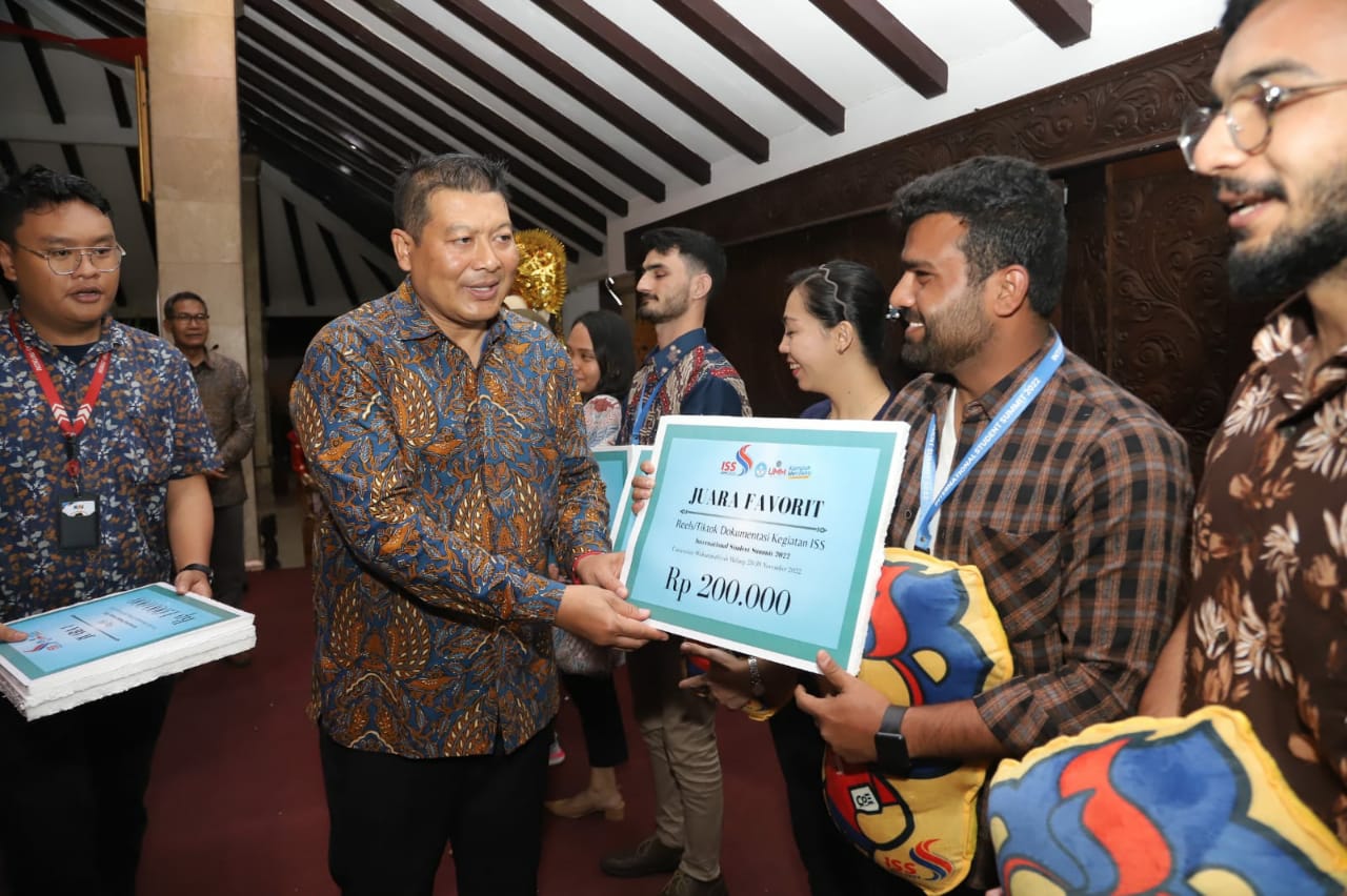 Didik Gatot Subroto saat memberikan penghargaan bagi pemenang lomba. 