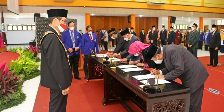 Pengambilan sumpah jabatan dan penandatanganan berita acara pengambilam sumpah dan pakta integritas yang disaksikan oleh Rektor UM Prof Hariyono.
