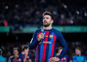 Pique menangis saat menyampaikan pidato perpisahannya di stadion Camp Nou.