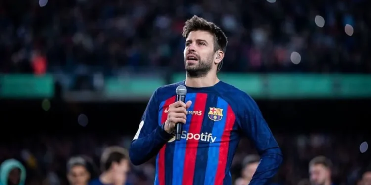 Pique menangis saat menyampaikan pidato perpisahannya di stadion Camp Nou.