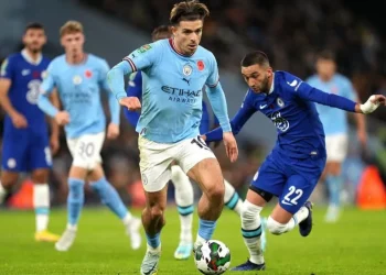 Jack Grealish dan Hakim Ziyech berduel saat laga Manchester City vs Chelsea di ajang Carabao Cup Kamis dini hari (10/11/2022).
