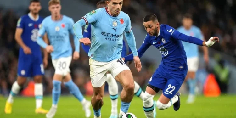 Jack Grealish dan Hakim Ziyech berduel saat laga Manchester City vs Chelsea di ajang Carabao Cup Kamis dini hari (10/11/2022).