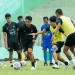 Punggawa Arema FC saat menjalani sesi latihan pasca Tragedi Kanjuruhan.