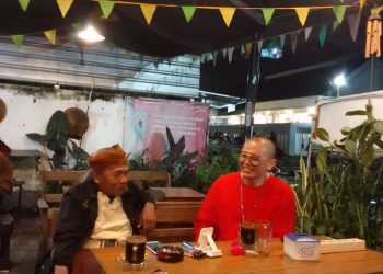 Ki Sutak Wardiono dan Bonerutzy berbincang dalam acara Mbeber Klasa Lesbumi Kota Malang, di kedai Saptawikrama, Senin 7 November 2022. Foto: Ridwan Hidayat/Tugumalang.id.