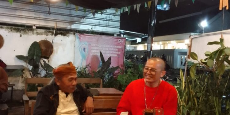 Ki Sutak Wardiono dan Bonerutzy berbincang dalam acara Mbeber Klasa Lesbumi Kota Malang, di kedai Saptawikrama, Senin 7 November 2022. Foto: Ridwan Hidayat/Tugumalang.id.
