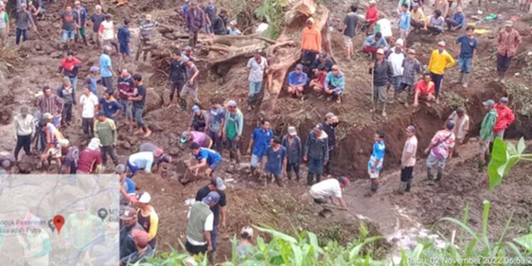 Pencarian warga tertimpa tanah longsor di Poncokusumo
