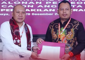 Bakal Calon Anggota DPD, Doddy Dwi Nugroho (baju putih) menyerahkan dokumen syarat pencalonan ke KPU Jatim.
