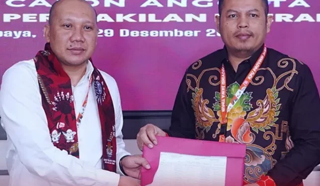Bakal Calon Anggota DPD, Doddy Dwi Nugroho (baju putih) menyerahkan dokumen syarat pencalonan ke KPU Jatim.