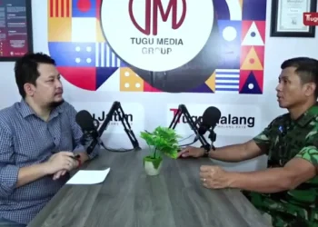 Podcast Tugu Inspirasi, CEO Tugu Media Group, Irham Thoriq, bersama Kolonel Inf. Mohammad Imam Gogor Agnie Aditya, Komandan Korem 083/Baladhika Jaya di kantor Tugu Media.