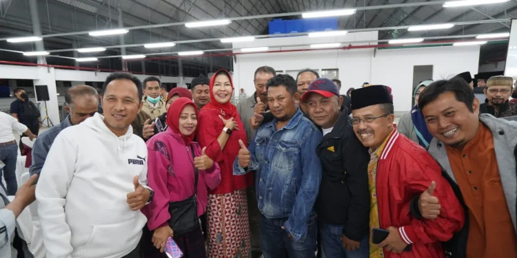 Wali Kota Batu, Dewanti Rumpoko, bersama Wakil Wali Kota Batu, Punjul Santoso, saat berkunjung ke Pasar Induk Among Tani bersama para pedagang di jelang masa jabatannya berakhir.