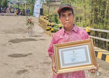 Ngadiono, warga RT 15 RW 11 Desa Pandanrejo, Kecamatan Bumiaji, Kota Batu, yang ikut menghibahkan sebagai tanah miliknya untuk dijadikan jalan tembusan.