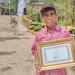 Ngadiono, warga RT 15 RW 11 Desa Pandanrejo, Kecamatan Bumiaji, Kota Batu, yang ikut menghibahkan sebagai tanah miliknya untuk dijadikan jalan tembusan.