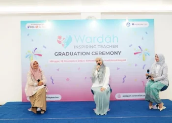 Brand Ambassador Wardah, Dewi Sandra (tengah).