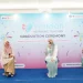 Brand Ambassador Wardah, Dewi Sandra (tengah).