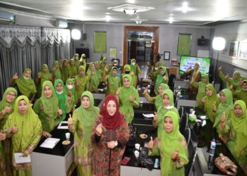 Dekan FEB Unisma, Nur Diana, bersama para kader Muslimat NU se-Kota Malang saat pelatihan IT.