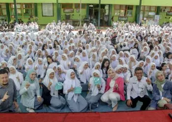 Acara Road to School Tugu Media Group bersama brand Wardah, Paragon Corp, di SMKN 1 Turen.