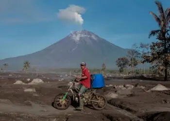 Warga kembali dari mengungsi erupsi gunung Semeru