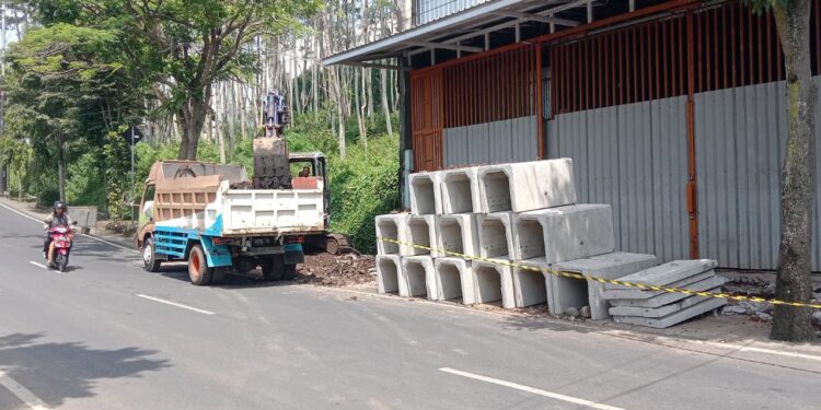 Proses pengerjaan drainase di 6 titik jalan Kota Batu, Jawa Timur mulai digarap.