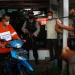 Tersangka saat reka adegan dalam rekontruksi dugaan tindak pidana pembunuhan nenek 85 tahun oleh anak angkatnya yang terjadi pada 24 November 2022 di Jl Manyak 36 Sukun, Selasa (13/11/2022),