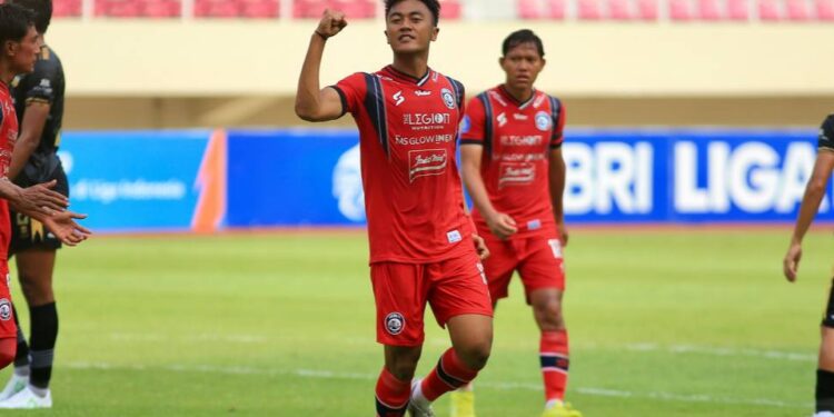 Pemain Arema FC, Risky Dwi melakukan selebrasi usai mencetak gol.