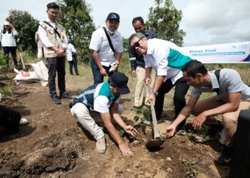 Direktur Operasional PJT I Milfan Rantawi (tengah) kembali melakukan penanaman pohon di areal kebun masyarakat di Desa Sibisa, kawasan DTA Danau Toba, Sumatera Utara.