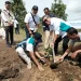 Direktur Operasional PJT I Milfan Rantawi (tengah) kembali melakukan penanaman pohon di areal kebun masyarakat di Desa Sibisa, kawasan DTA Danau Toba, Sumatera Utara.