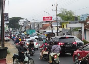 Ilustrasi kepadatan arus lalu lintas di Kota Batu, Jawa Timur.