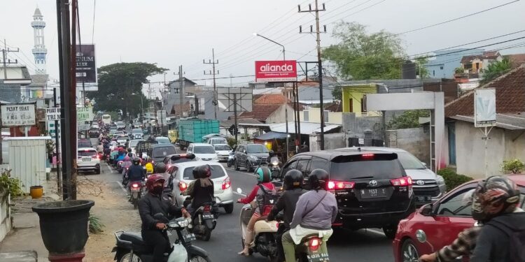 Ilustrasi kepadatan arus lalu lintas di Kota Batu, Jawa Timur.