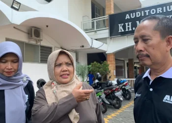 Dari kiri : Koordinator pelaksana program Yuyuk Liana SE MM; Kepala LPPM Dra Siti Munfaqiroh; Tim pendamping pengabdian di Lazis Sabilillah Dr Aminul Amin MM.