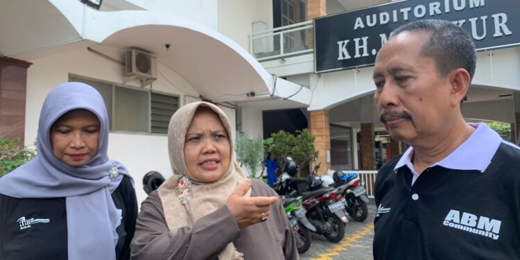 Dari kiri : Koordinator pelaksana program Yuyuk Liana SE MM; Kepala LPPM Dra Siti Munfaqiroh; Tim pendamping pengabdian di Lazis Sabilillah Dr Aminul Amin MM.